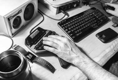 非常不满！英格兰U21更衣室遭到偷拍，恩瓦内里用毛巾怒砸玻璃